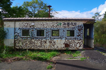 Fototapeta na wymiar 貨車改造の古い駅舎