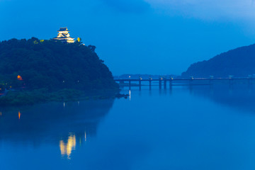 Naklejka premium Far Illuminated Inuyama Castle Night River Blue