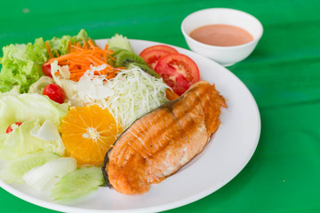 grilled fish steaks salad