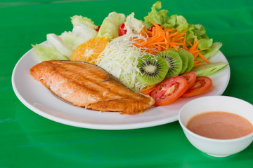 grilled fish steaks salad