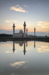 Obraz premium View and reflection of Bukit Jelutong Mosque with purple lotus in the lake during sunrise