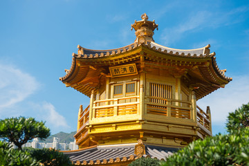 Obraz premium The golden pavilion and red bridge at Nan Lian garden, Hong Kong