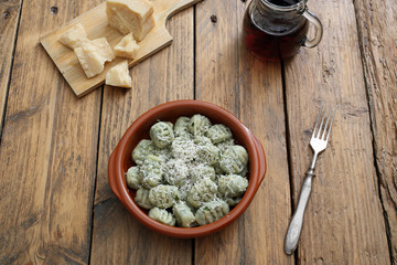 italian pasta gnocchi di patate con formaggio e rbe  sfondo tavolo di cucina