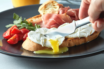 Breakfast with egg benedict