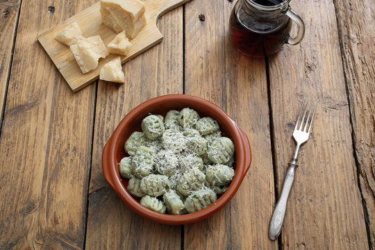 italian pasta gnocchi di patate con formaggio e rbe  sfondo tavolo di cucina