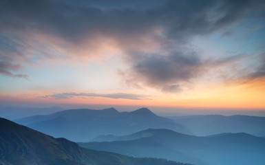 Fototapeta premium Góry podczas zachodu słońca. Piękny naturalny krajobraz w okresie letnim.