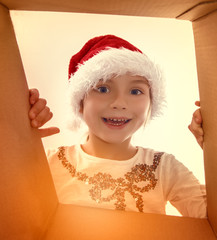 kind öffnet weihnachtsgeschenk