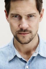 Obraz premium Good looking man looking at camera