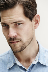 Obraz premium Handsome man looking at camera