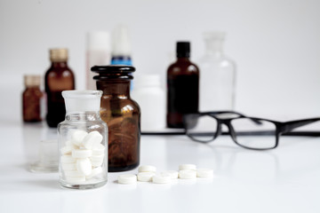 Obraz na płótnie Canvas bottled pills in doctor's office no one