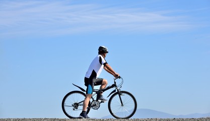 Obraz premium 青空の風景をマウンテンバイクで走る