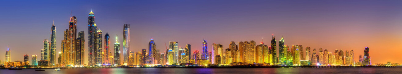 Fototapeta premium Panoramic view of Dubai Marina bay, Dubai, UAE.
