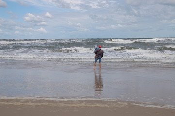 tata z dzieckiem spaceruje nad morzem