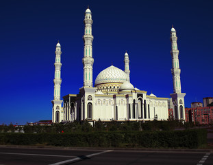 Fototapeta na wymiar Mosque on the background of blue sky