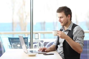 Obraz premium Entrepreneur working on line in a coffee shop