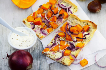 Flammkuchen mit Kürbis und rote Zwiebel