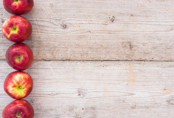 Äpfel Obst Früchte Rot Reif Frisch auf Holz Hintergrund