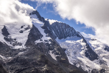 Obraz premium Bergsattel des Großglockners im Wolkenhimmel