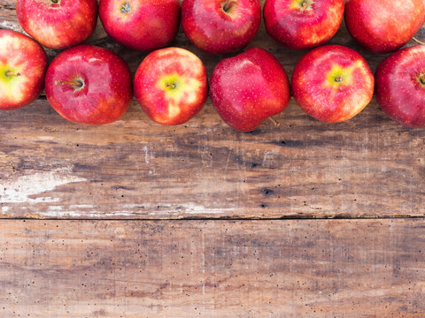 Viele rote Äpfel auf Holz Hintergrund