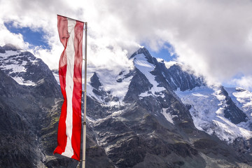 Österreichische Landesflagge am Großglockner