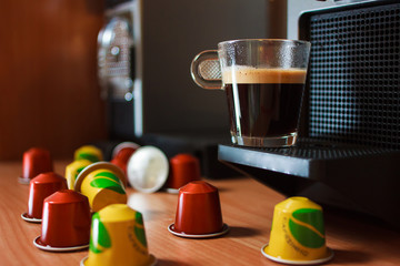 Una tazza di caffe con capsule colorati