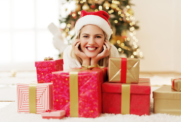 Obraz na płótnie Canvas Young, beautiful woman with Christmas presents 