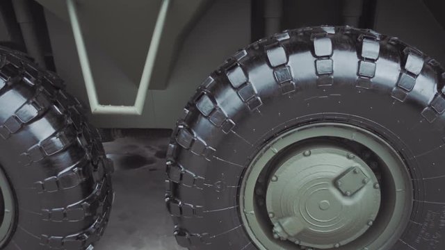 Wheels of armored amphibious with automatic pumping air in the case of tire break