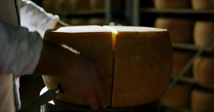 Cut the Parmesan form in the Italian tradition of a master cheesemaker