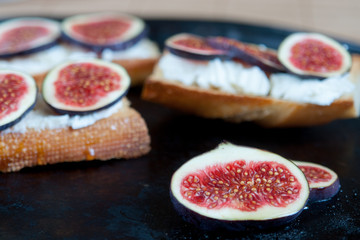  Bruschetta with goat cheese and figs