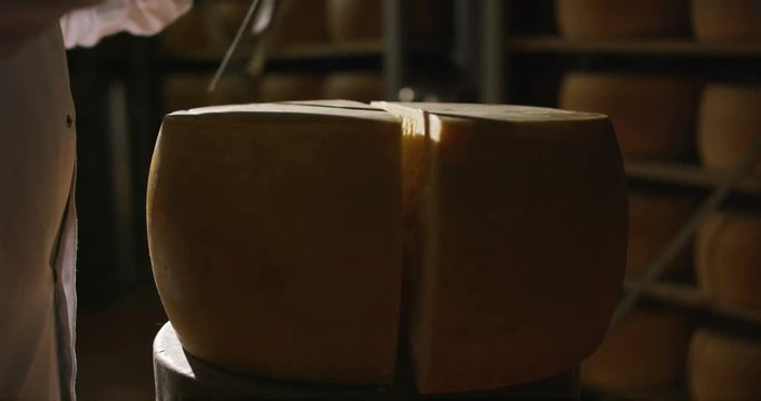 Cut the Parmesan form in the Italian tradition of a master cheesemaker