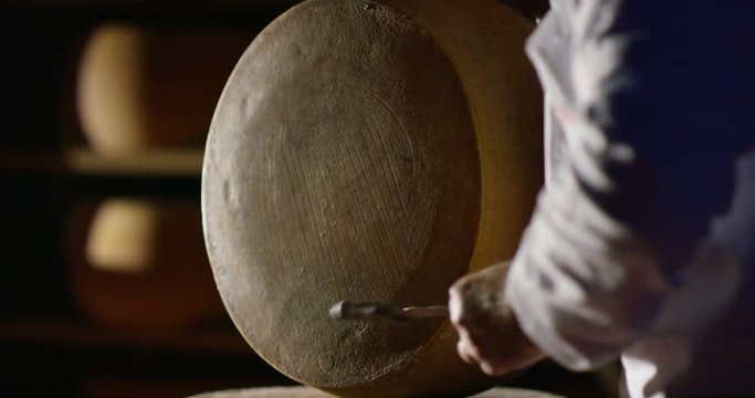 Cut the Parmesan form in the Italian tradition of a master cheesemaker