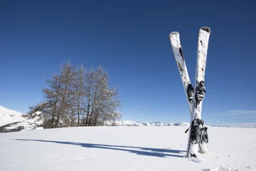 Fotobehang planches de skis plantées dans la neige © plprod