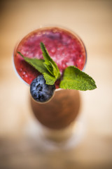  A refreshing cocktail with ice and fresh fruit.