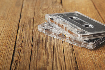 Due cassette a nastro su fondale in legno