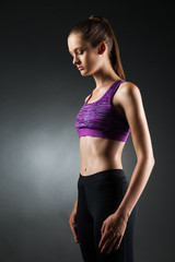 Obraz premium Sportswoman standing with arms at sides.