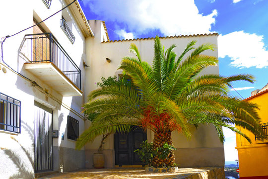 pueblo de Finestrat calles ,casas y parques en Alicante Valencia
