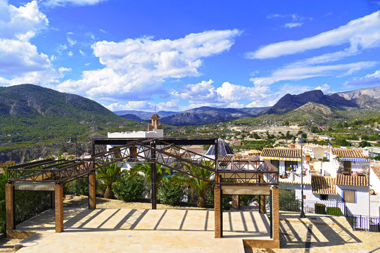 pueblo de Finestrat calles ,casas y parques en Alicante Valencia