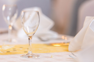 Wasserglas auf Tisch im Restaurant