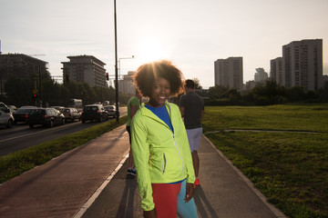 Obraz premium Portrait of sporty young african american woman running outdoors