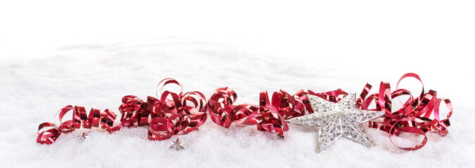 Rotes Geschenkband und Sterne m Schnee, Panorama