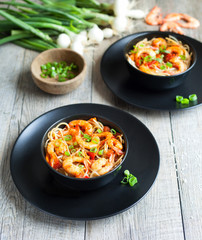 Noodles with bean sprouts and shrimp
