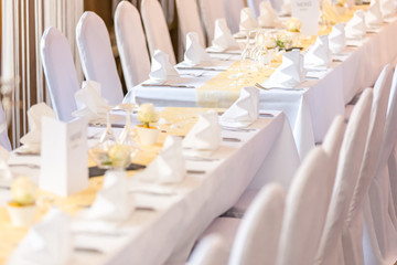 Festlich gedeckter Tisch im Restaurant