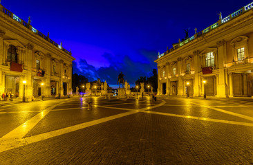 Obraz premium Night view of Capitoline Hill, statue Marcus Aurelius in Rome. Italy