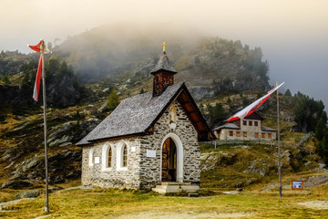 Fototapeta na wymiar Kleine Steinkapelle mit Schindeldach