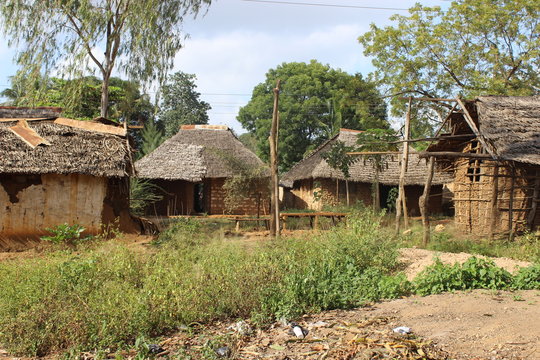 Lehmhütten in einem kenianischen Dorf