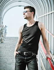 Fototapeta na wymiar Fashion shot: portrait of handsome young man wearing sunglasses