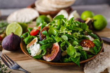 Figs lettuce salad