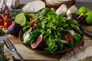 Figs lettuce salad