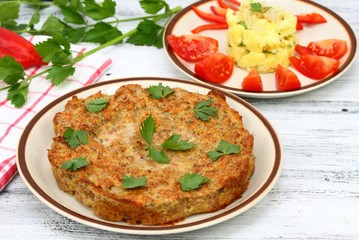 Meat cake from mincemeat, eggs, breadcrumbs & spices