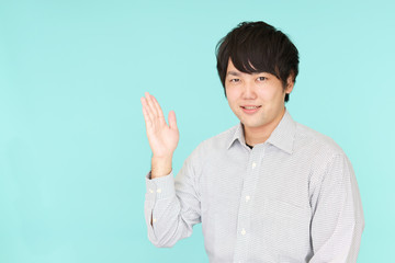 案内する男性